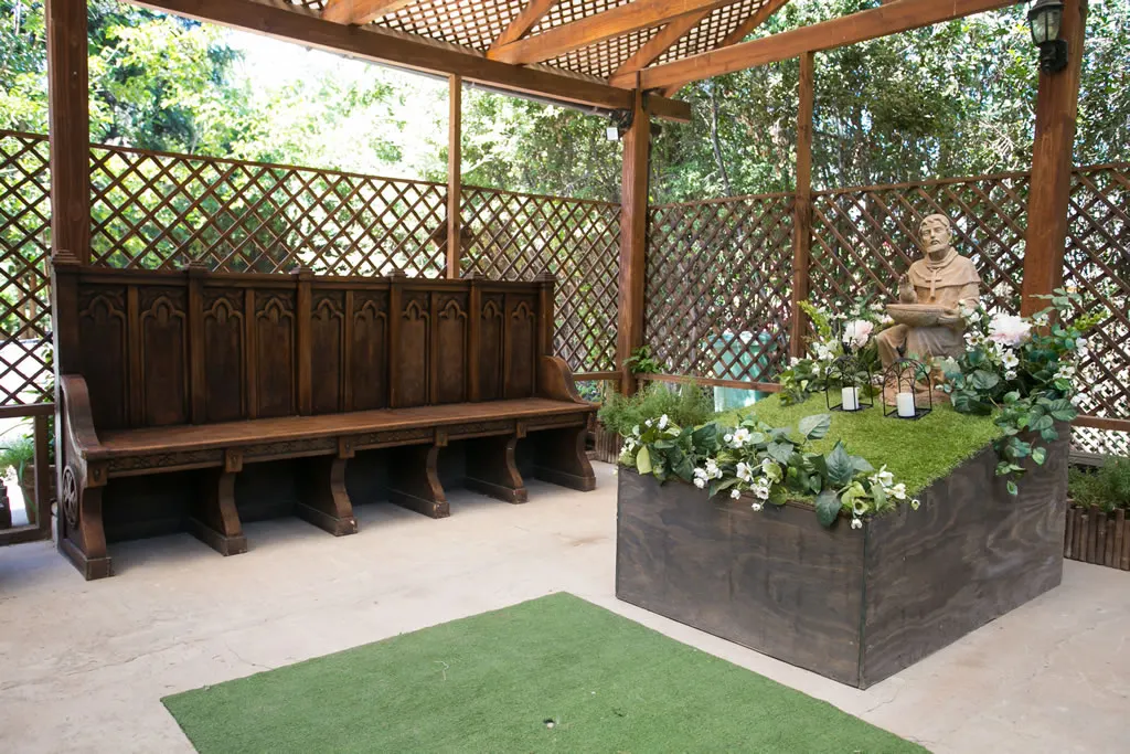 Espacio de despedida de Parque de Asís, rodeado de vegetación